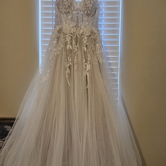 Elegant White Floral Lace Gown - Picture 2 of 12